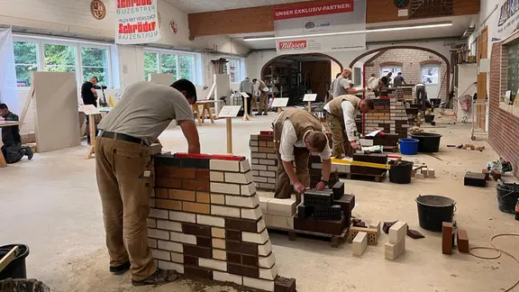 Maurer bei einem Wettkampf