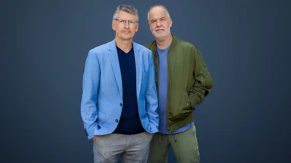Ralf Martin Meyer und Marek Erhardt (True Crime Hamburg) schauen in die Kamera.
