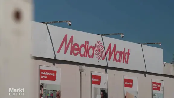 Großes MediaMarkt-Schild mit rotem Logo auf dem Dach eines Gebäudes
