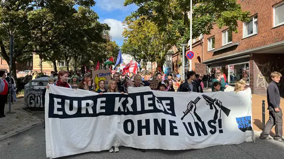 Jugendliche beteiligen sich an der Demonstration "Schulstreik gegen Wehrpflicht"