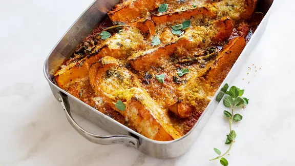 Parmigiana mit Butternut Kürbis in einer Auflaufform aus Metall
