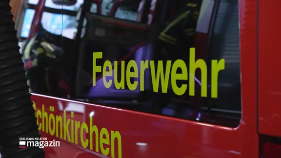 Ein Fahrzeug auf dem in großen Lettern Feuerwehr steht.