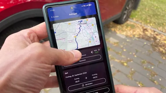 Die App MitfahrCampus mit einer Karte auf einem Smartphone-Bildschirm
