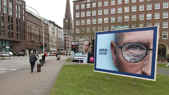 Wahlplakate von SPD und CDU in der Hamburger Innenstadt.
