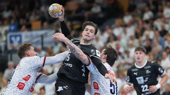 Spielszene des THW Kiel im Pokal bei Hüttenberg (in Wetzlar)
