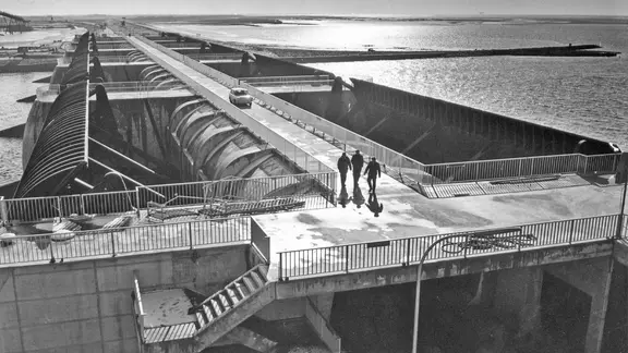 Blick vom Leitstand auf das Eidersperrwerk kurz vor der Eröffnung im Jahr 1973 (historische Aufnahme).
