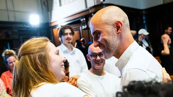 Belit Onay (Bündnis 90/Die Grünen), zusammen mit Greta Garlichs.