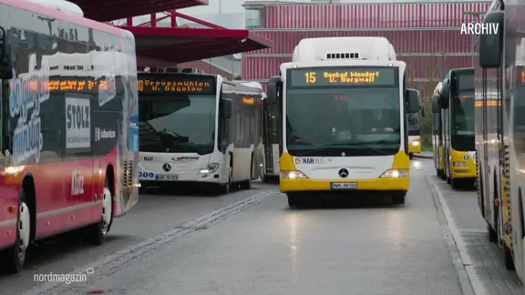 Busse an einem Busbahnhof. 
