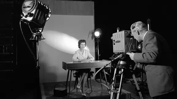 Eine Fernsehansagerin des NDR bei Aufnahmen 1957 im Studio.