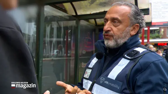 Ein Fahrkartenkontrolleur im Dienst