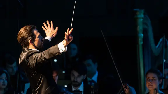 Cornelius Meister dirigiert die NDR Radiophilharmonie.