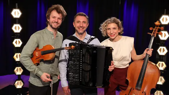 Geiger Matthias Well mit Akkordeonist Vladislav Cojocaru und Cellistin Maria Well.