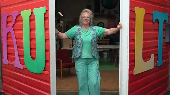 Buntwerkerin Mareike Scharmer öffnet das Tor zu ihrer Werkstatt.