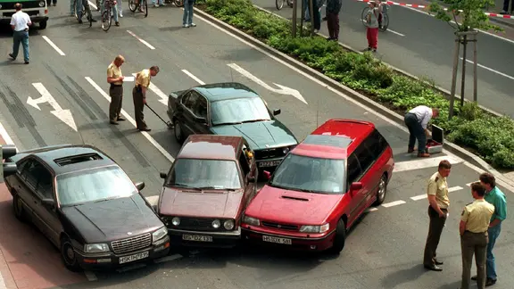 Drei Fahrzeuge der Polizei stehen eines der Fluchtfahrzeuge umzingelnd auf der Straße. Am 23. Mai 1995 hatte die Polizei eine Geiselnahme in Celle nach 51 Stunden unblutig beendet.