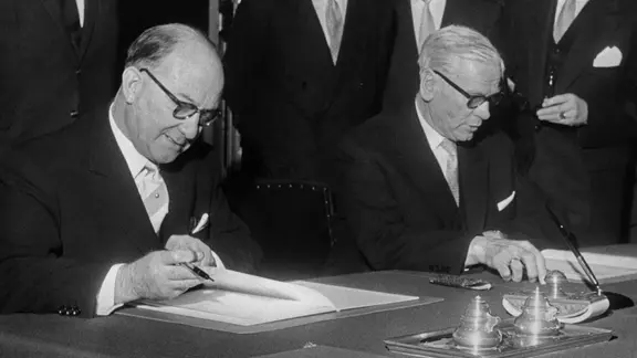 Siegfried Balke, Bundesminister für Atomkernenergie und Hamburgs Erster Bürgermeister Max Brauer unterzeichnen 1959 den Staatsvertrag zur Gründung von DESY im Hamburger Rathaus.