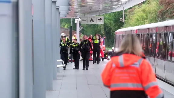 Feuerwehrleute und Polizisten auf dem Bahnsteig.
