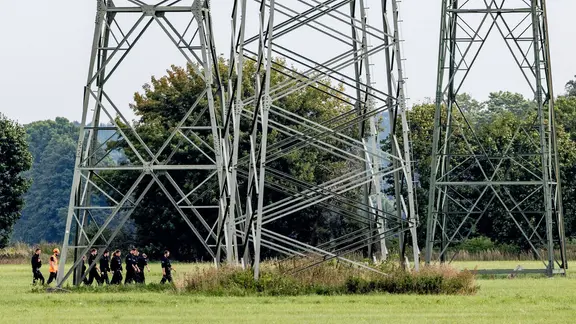 Einsatzkräfte durchsuchen den Bereich um die Höchstspannungsleitungen im Gebiet um das Umspannwerk Turnow-Preilack und das Kraftwerk Jänschwalde.