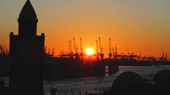 Sonnenuntergang über dem Hamburger Hafen.