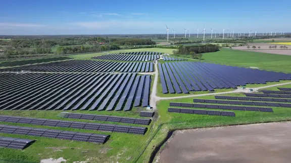 Blick auf eine Photovoltaikanlage in einem Moor in Varel.