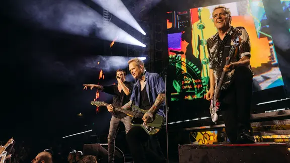 Die Toten Hosen spielen auf der Bühne vor 65.000 Menschen