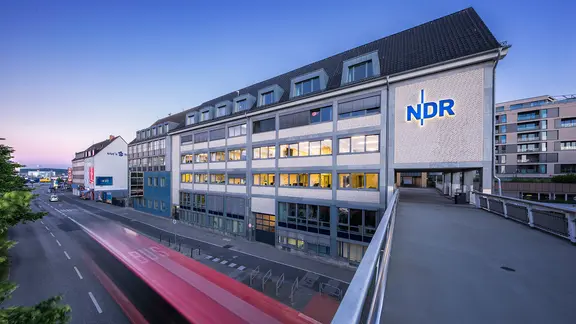 Das Landesfunkhaus des NDR in Kiel in der Morgendämmerung