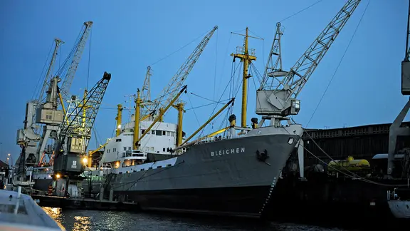 Der ehemalige Stückgutfrachter "MS Bleichen" liegt am 28.05.2010 im Hamburger Hafen. Er ist Location beim 1. Hamburger Elbjazz Festival.
