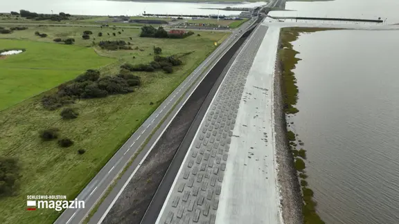 Eine Aufnahme des neuen Eiderdamm zwischen St Peter-Ording und Eidersperrwerk