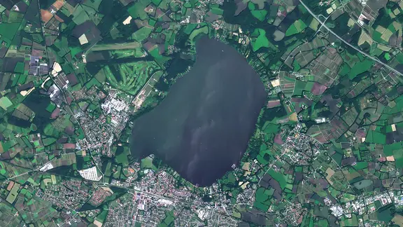 Ein Satellitenbild zeigt das Zwischenahner Meer im Landkreis Ammerland.