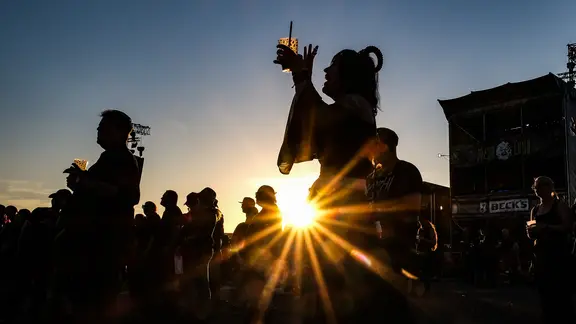 M'era Luna Besucher im Sonnenuntergang