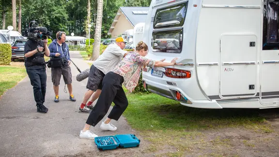 Pastorin Ina Jäckel hilft auf dem Campingplatz von Kühlungsborn, ein Wohnmobil zu schieben.