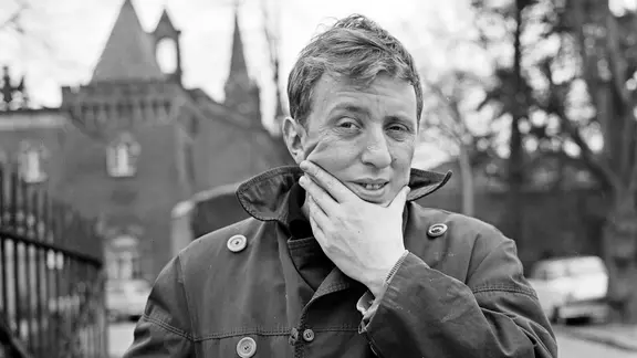Vadim Glowna vor der JVA Hamburg-Fuhlsbüttel (1967)