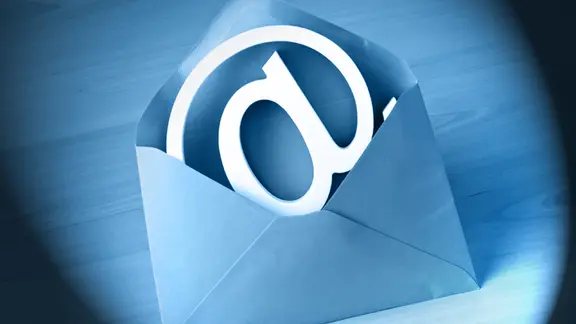 Ein Briefumschlag mit einem @-Zeichen. IHK warnt vor Phishing-Mails.