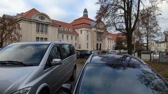 Autos stehen vor dem Schweriner Landgericht