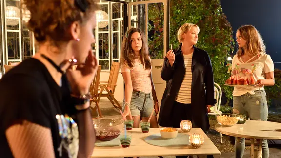 Johanna (Sofie Eifertinger, r.) hat ihre Freundinnen Sina (Daria von Loewenich, l.) und Caroline (Olivia Müller-Elmau, 2.v.l.) zu einer Übernachtungsparty eingeladen. Ihre Mutter Nele (Floriane Daniel, 2.v.r.) stört da nur.