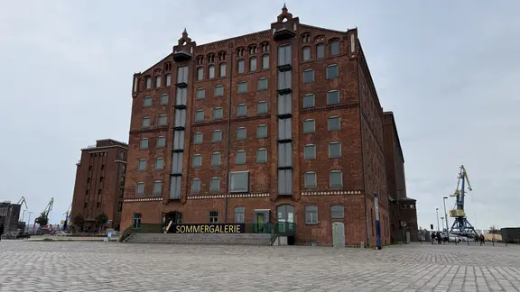 ein großes Backsteingebäude