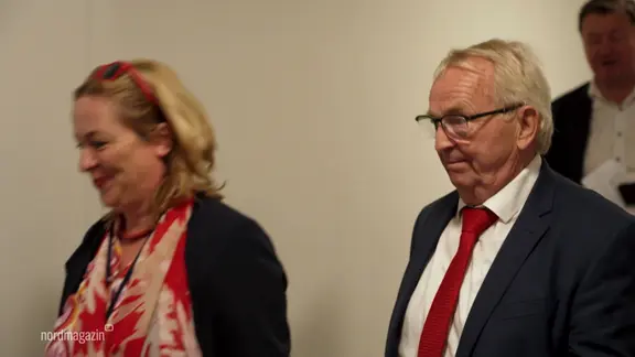 Niedersachsens Landwirtschaftsminister Till Backhaus geht an der Kamera auf einem Flur vorbei.