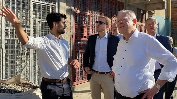 Bei einer Führung durch das Barrio31 in Buenos Aires wird Stephan Weil auch ein Sozialprojekt gezeigt.