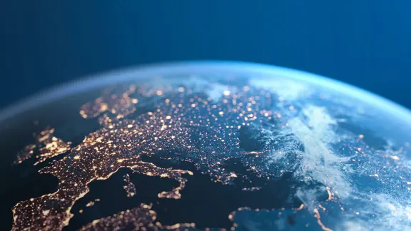 Blick auf Europa bei Nacht aus dem Weltraum.