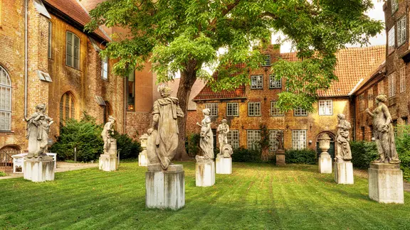 Der Puppenhof mit Skulpturen im St. Annen-Museum.