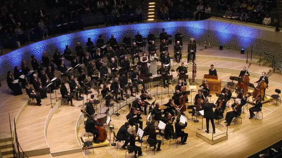 Screenshot: Draufsicht auf die Bühne der Elbphilharmonie während des Mozart-Konzerts des NDR Vokalensembles am 22. Februar 2025