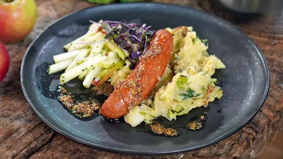 Colcannon mit Apfelsalat und Wurst