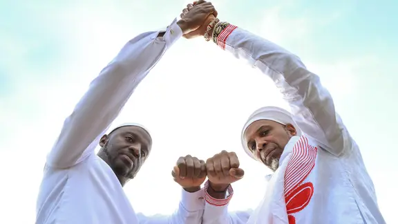 Die Musiker Seckou Keita und  Omar Sosa (von links) im Porträt.