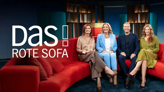 Inka Schneider, Bettina Tietjen, Hinnerk Baumgarten und Ilka Petersen sitzen auf dem Roten Sofa.