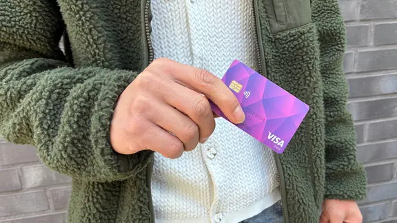 Der geflüchtete Syrer Bashar Fares hält eine Bezahlkarte in der Hand.