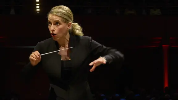 Karina Canellakis dirigiert Mahler 1 zur Eröffnung des SHMF 2026