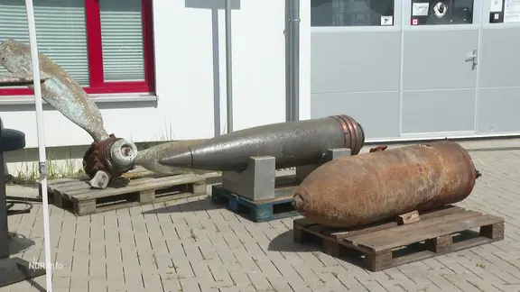 Aufgebahrte, alte Munition.