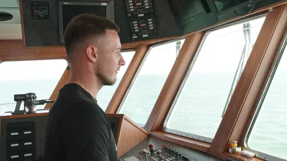 Alexander Leuschel auf seinem Schiff.