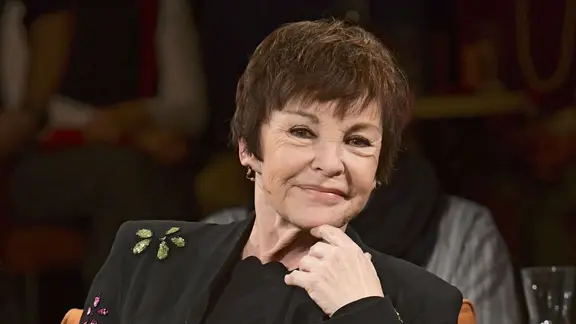 Schauspielerin Katrin Sass lächelt in die Kamera