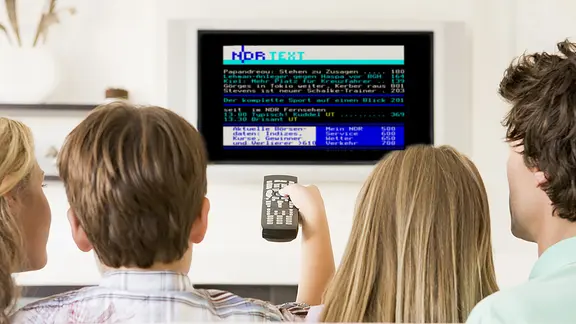 Bildcollage: Der NDR Videotext auf einem Computermonitor.