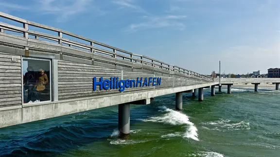 Die Seebrücke in Heiligenhafen vom Wasser aus gesehen.